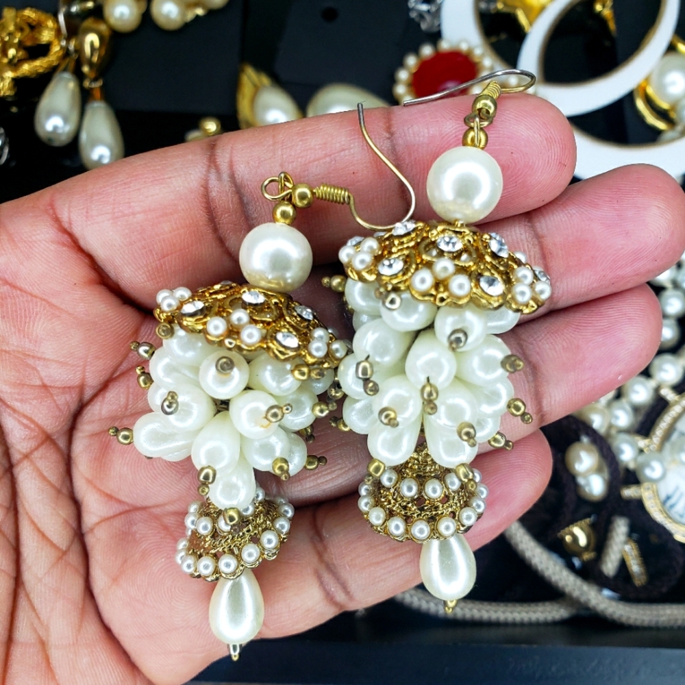 Pearl dangling earrings